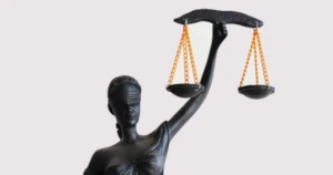 imagen de la justicia con los ojos vendados protegiendo los derechos de autor de Diseminado Comunicación