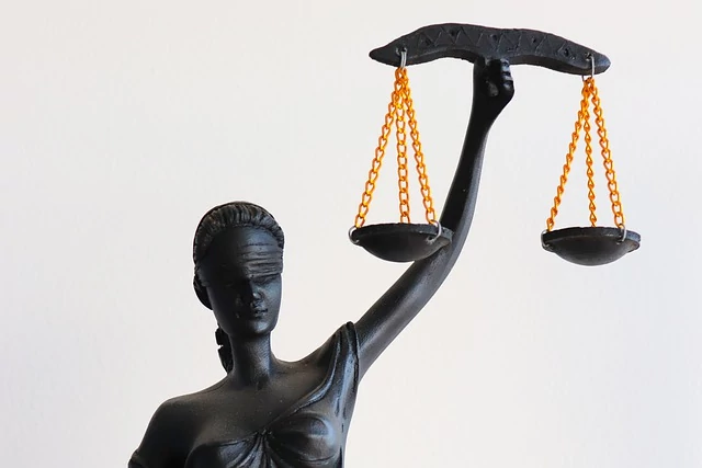 imagen de la balanza de la justicia con los ojos vendados