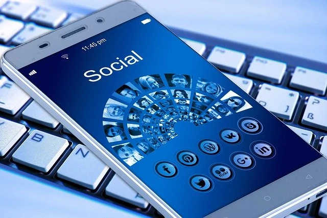 Smartphone con aplicaciones de redes sociales