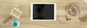 imagen de una mesa con una tablet y un tarro de cookies