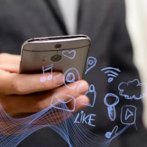 Imagen de un smartphone con iconos de redes sociales dibujados.