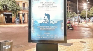 Imagen de un mupi con publicidad en una calle de Almería.
