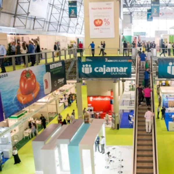Imagen de una feria de muestras con los stand y carteles publicitarios.